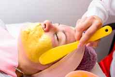 应用金面具脸清洗过程芳香面具滋润恢复减轻皮肤
