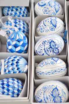 手工制作的传统的蓝色的白色复活节鸡蛋