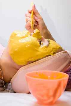 金面具女人的脸芳香面具放松皮肤水合作用访问水疗中心