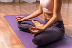 年轻的女人健身教练紫罗兰色的运动服装紧身裤前伸展运动健身房普拉提瑜伽席大窗口阳光明媚的一天女健身瑜伽例程概念