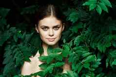 有吸引力的女人美容自然绿色叶子魅力生活方式