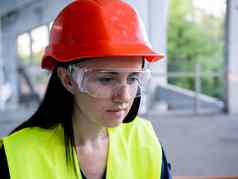 女人架构师保护头盔护目镜工作个人电脑项目建设网站