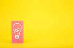 创造力的想法概念光灯泡画粉红色的矩形明亮的黄色的背景复制空间
