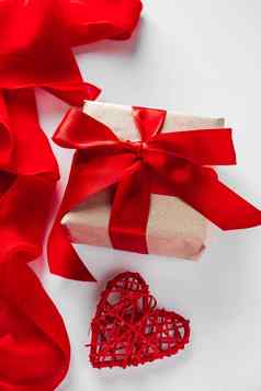 礼物盒子工艺纸红色的丝带白色背景