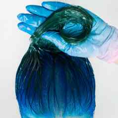 洗女人头发洗发水水槽特殊的淋浴前视图发型师手套洗客户长头发蓝宝石颜色