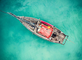 孤独的钓鱼船清洁绿松石海洋空中照片