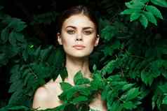 肖像女人美容自然绿色叶子魅力生活方式