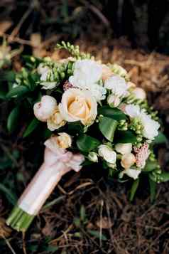 优雅的婚礼花束新鲜的自然花
