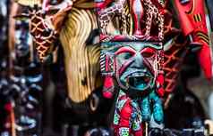 色彩斑斓的部落面具非洲市场