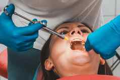 牙医carpule注射器注入麻醉病人的牙龈当地的麻醉