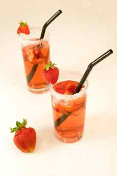 墨西哥草莓水水弗雷萨特写镜头新鲜的草莓水水果草莓汁孤立的白色背景
