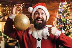 疯狂的有趣的赶时髦的人圣诞老人肖像快乐圣诞老人装饰玩具球圣诞节树圣诞老人老人男人。圣诞节
