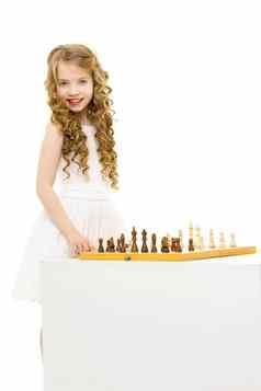 女孩玩国际象棋女孩玩国际象棋概念有创意的教育孩子培训思考孤立的白色背景