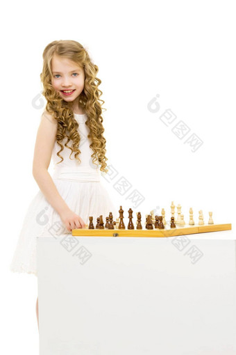 女孩玩国际<strong>象棋</strong>女孩玩国际<strong>象棋</strong>概念有创意的教育孩子<strong>培训</strong>思考孤立的白色背景