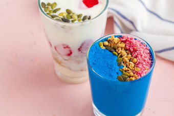 自制的健康的酸奶牛奶什锦早餐蓝莓