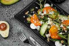 新鲜的沙拉水果绿色黑暗帆布背景健康的食物