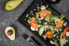 新鲜的沙拉水果绿色黑暗帆布背景健康的食物