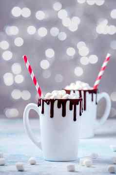 圣诞节热喝白色杯可可巧克力棉花糖光背景圣诞节装饰灯散景