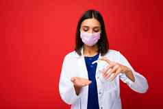医生建议健康保护冠状病毒疫情年轻的女人医生保护面具白色外套显示防腐剂手孤立的背景