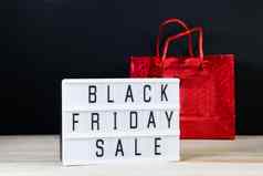 黑色的星期五出售红色的购物袋lightbox黑暗背景