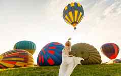 旅游女人享受美妙的视图气球快乐旅行概念