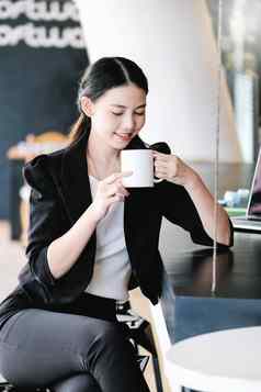 女市场营销经理休息杯咖啡返回工作减少睡意