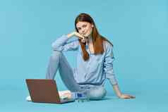 女人移动PC学习互联网在线教育蓝色的背景