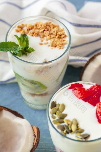 格兰诺拉麦片酸奶浆果健康的早餐表格