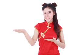 女人穿红色的旗袍开放手棕榈概念快乐中国人一年孤立的白色背景