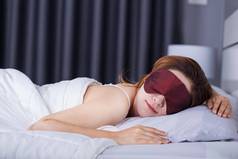 女人睡觉床上眼睛面具