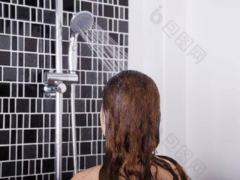 女人<strong>洗头发</strong>脸淋浴后视图
