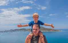 前面男孩儿子笑坐着父亲肩膀Photoshop太阳皮肤海云岛背景有趣的照片幸福生活方式父亲的一天爱为人父母家庭假期概念