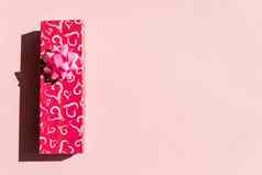 现在礼物盒子纸心粉红色的弓丝带粉红色的背景前视图情人节一天问候卡快乐情人节一天作文红色的礼物盒子心复制空间