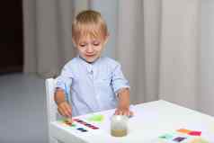 可爱的男孩油漆水彩画坐着选项卡