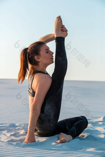 健身瑜伽女人伸展运动沙子适合女运动员瑜伽构成