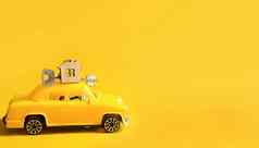 黄色的玩具车关键房子屋顶颜色背景移动首页抵押贷款购买公寓出租车复制空间