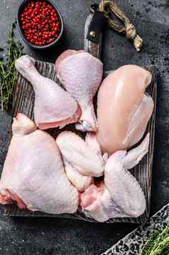 新鲜的生鸡肉翅膀乳房大腿鸡腿黑色的背景前视图