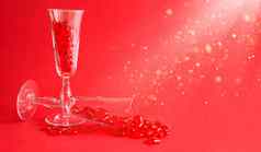 香槟眼镜填满玻璃心红色的背景空间文本情人节一天爱浪漫的日期