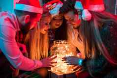 聚会，派对庆祝活动冬天假期圣诞节加兰Jar装饰年轻的人加兰