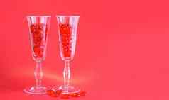 香槟眼镜填满玻璃心红色的背景空间文本情人节一天爱浪漫的日期