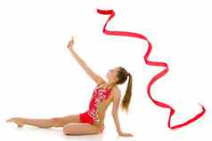 女孩体操运动员执行练习磁带