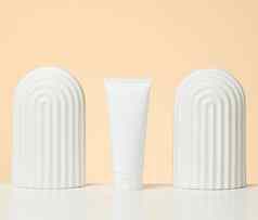 白色塑料管化妆品液体产品白色表格促销活动广告产品米色背景