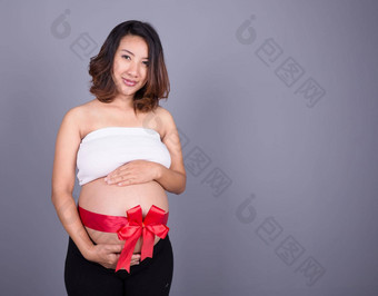 怀孕了女人红色的丝带肚子