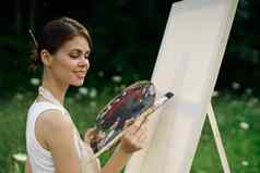 女人在户外油漆图片景观爱好有创意的
