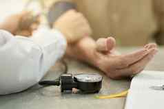 专业医生测量心率血压力岁的人