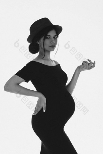 美丽的怀孕了年轻的女孩肚子穿他黑色的衣服期待婴<strong>儿时</strong>尚的怀孕黑色的白色