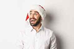 特写镜头惊讶有胡子的男人。圣诞老人他左兴奋圣诞节促销提供站白色背景