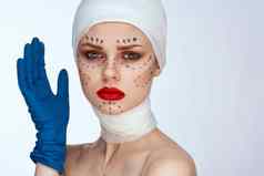 美丽的女人蓝色的手套注射器手轮廓脸提升光背景