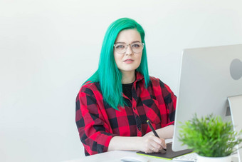 图形设计师动<strong>画师插</strong>画家概念年轻的女人绿色头发工作移动PC