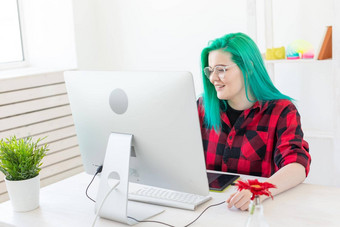 业务设计师动<strong>画师</strong>概念年轻的女人<strong>插</strong>画家艺术家绿色头发吸引了图形平板电脑